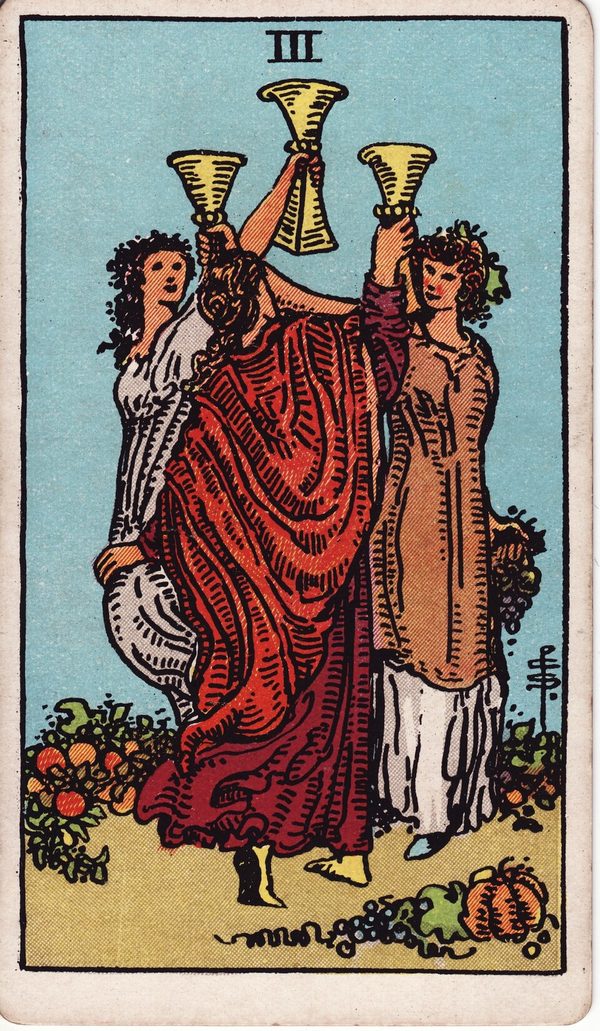 Três de Copas do tarot Waite-Smith: três moças brindam num jardim